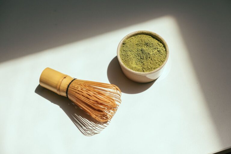 Argile verte en poudre prête à être hydratée dans un bol non métallique